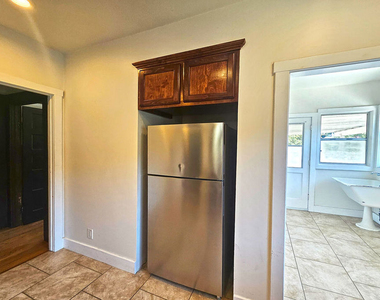 648 N Heliotrope Drive - Photo Thumbnail 10