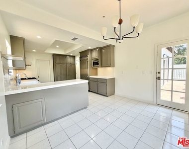 1515 Indiana Avenue - Photo Thumbnail 9