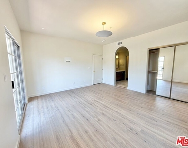 1515 Indiana Avenue - Photo Thumbnail 14