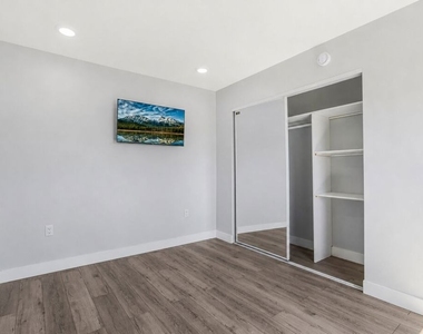 12000 Runnymede Street - Photo Thumbnail 5