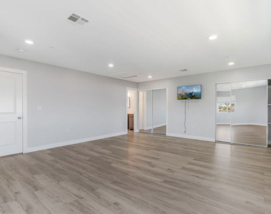 12000 Runnymede Street - Photo Thumbnail 6