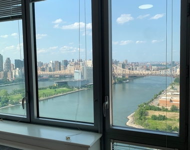 Center Boulevard, Near Hunters Point and Long Island City Waterfront  - Photo Thumbnail 9