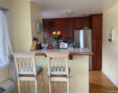 780 W Broadway - Photo Thumbnail 4