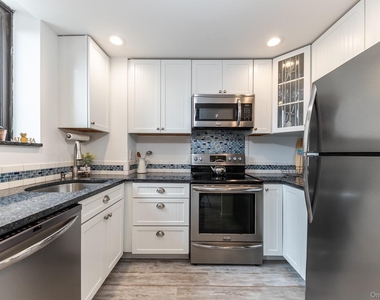 100 W Broadway - Photo Thumbnail 8