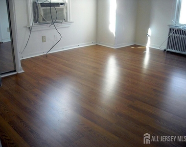 301 Penfield Place - Photo Thumbnail 7