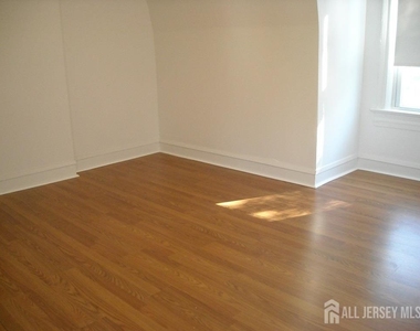 301 Penfield Place - Photo Thumbnail 6