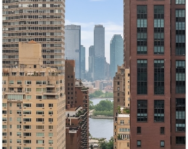 310 E 53rd Street - Photo Thumbnail 1
