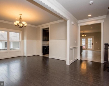 6928 Regent Lane - Photo Thumbnail 9