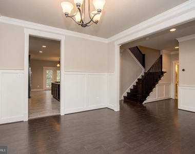 6928 Regent Lane - Photo Thumbnail 5