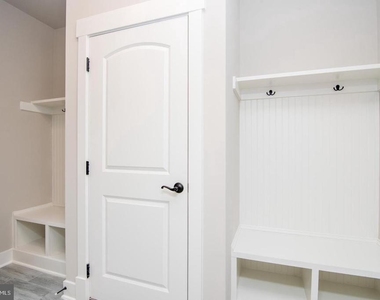 6928 Regent Lane - Photo Thumbnail 14