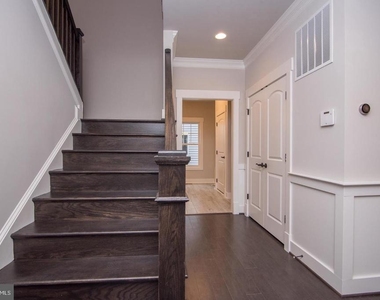 6928 Regent Lane - Photo Thumbnail 4