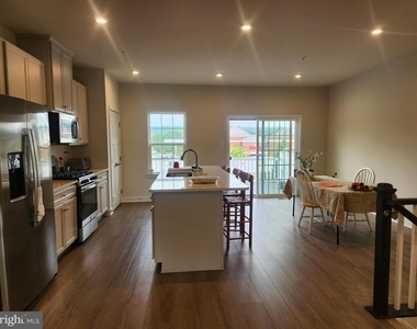 130 Arcadia Way - Photo Thumbnail 3