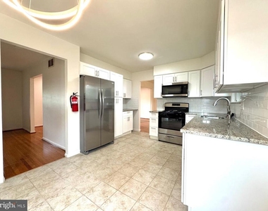 1104 Hudson Avenue - Photo Thumbnail 4