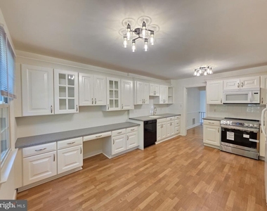 5814 Tudor Lane - Photo Thumbnail 3