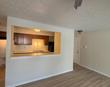 900 Cedar Crest Court - Photo Thumbnail 3