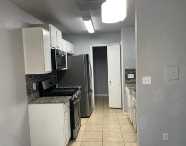 16024 Windermere Dr - Photo Thumbnail 3