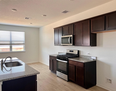 220 Saide St - Photo Thumbnail 6