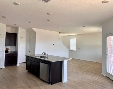 220 Saide St - Photo Thumbnail 9