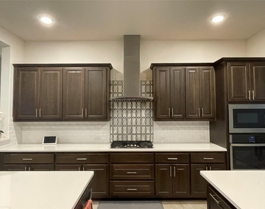 18001 Dufour Dr - Photo Thumbnail 9