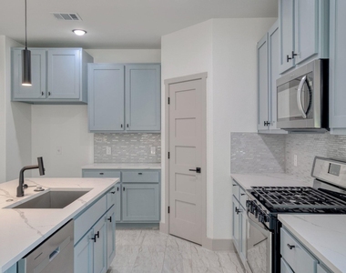 202 Washington St - Photo Thumbnail 7