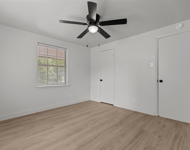515 W Houston St - Photo Thumbnail 12