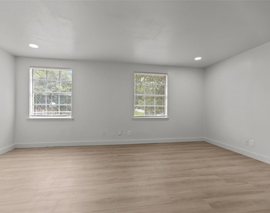 515 W Houston St - Photo Thumbnail 13