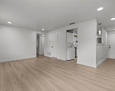 515 W Houston St - Photo Thumbnail 4