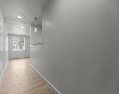 515 W Houston St - Photo Thumbnail 1