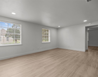 515 W Houston St - Photo Thumbnail 2