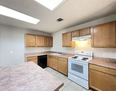 3079 Hill St - Photo Thumbnail 9