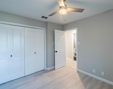 915 Sirocco Dr - Photo Thumbnail 5