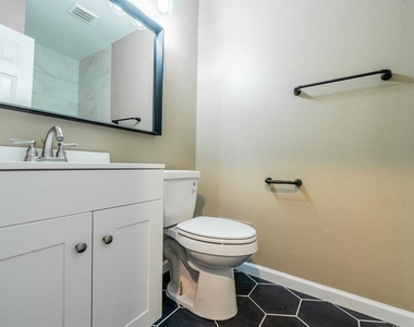 915 Sirocco Dr - Photo Thumbnail 3