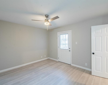915 Sirocco Dr - Photo Thumbnail 8