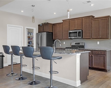 1645 Hillcrest Drive - Photo Thumbnail 4