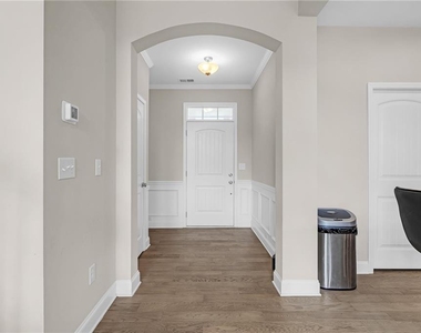 1645 Hillcrest Drive - Photo Thumbnail 2