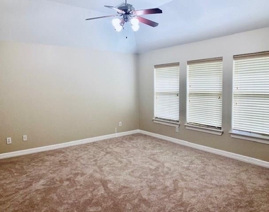 2811 Cresthollow Lane - Photo Thumbnail 9