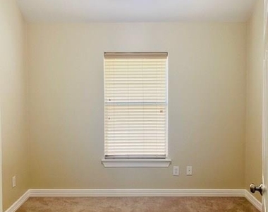 2811 Cresthollow Lane - Photo Thumbnail 14