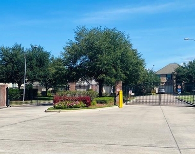 2811 Cresthollow Lane - Photo Thumbnail 2