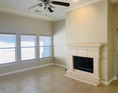 2811 Cresthollow Lane - Photo Thumbnail 4