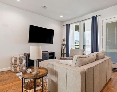 316 Jensen Drive - Photo Thumbnail 14