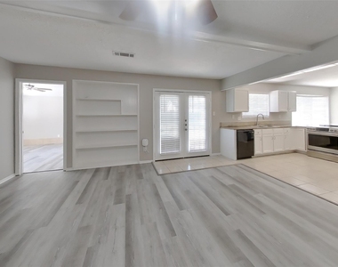 3815 Regency Drive - Photo Thumbnail 1