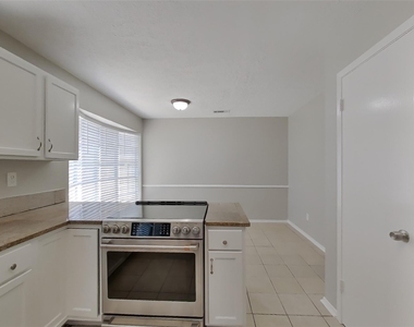 3815 Regency Drive - Photo Thumbnail 4