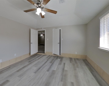 3815 Regency Drive - Photo Thumbnail 9