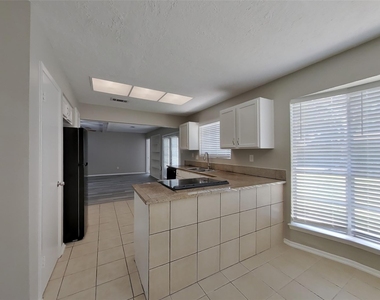3815 Regency Drive - Photo Thumbnail 5