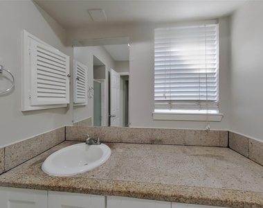 3815 Regency Drive - Photo Thumbnail 14