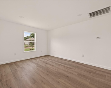 3922 Alsace Street - Photo Thumbnail 7