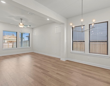 2718 Cottage Place - Photo Thumbnail 8