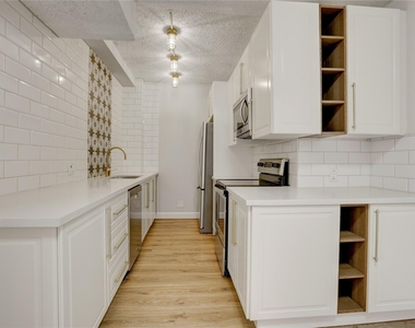 1400 Hermann Drive - Photo Thumbnail 2