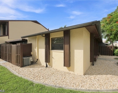 646 Se 12th Court - Photo Thumbnail 4
