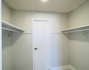 216 Preston Lane - Photo Thumbnail 7